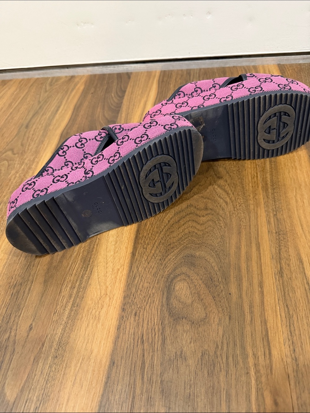 Gucci Pink GG Logo Cross-Strap Slides - Picture 4 of 5